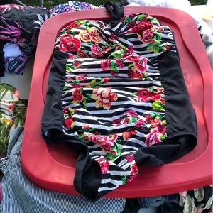 One piece women’s floral print swimsuit